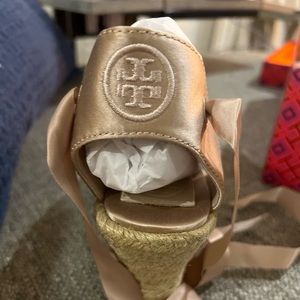 TORY BURCH - NEW IN BOX Elisa 90mm Wedge Satin Espadrille. Size 9.5
